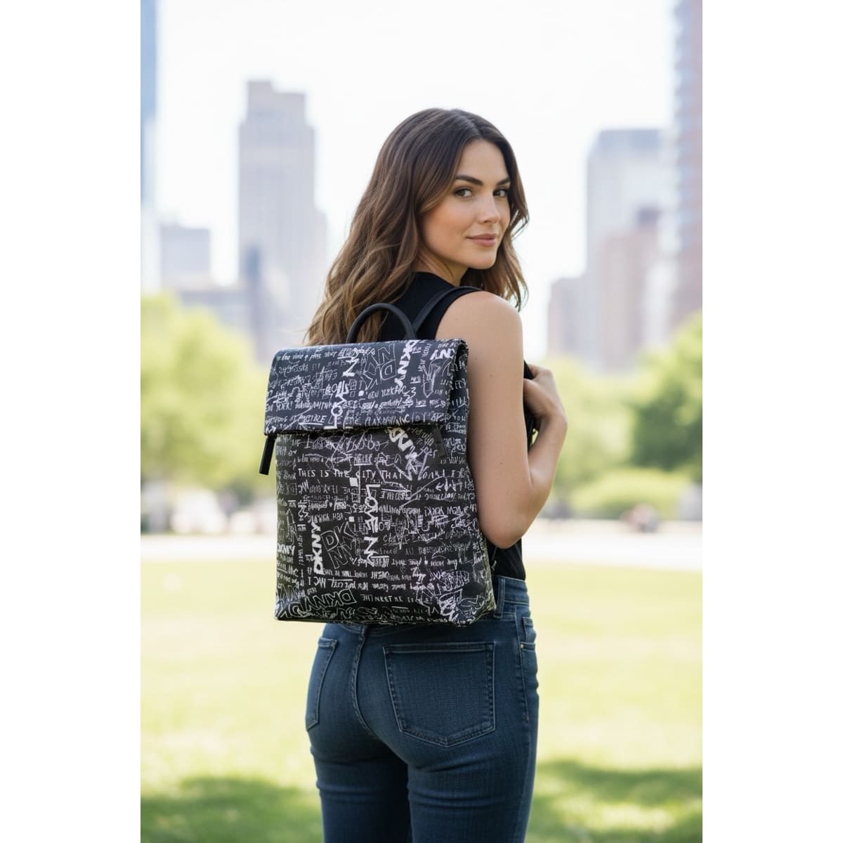 Mochila DKNY Grafiti Negro Logo Blanco