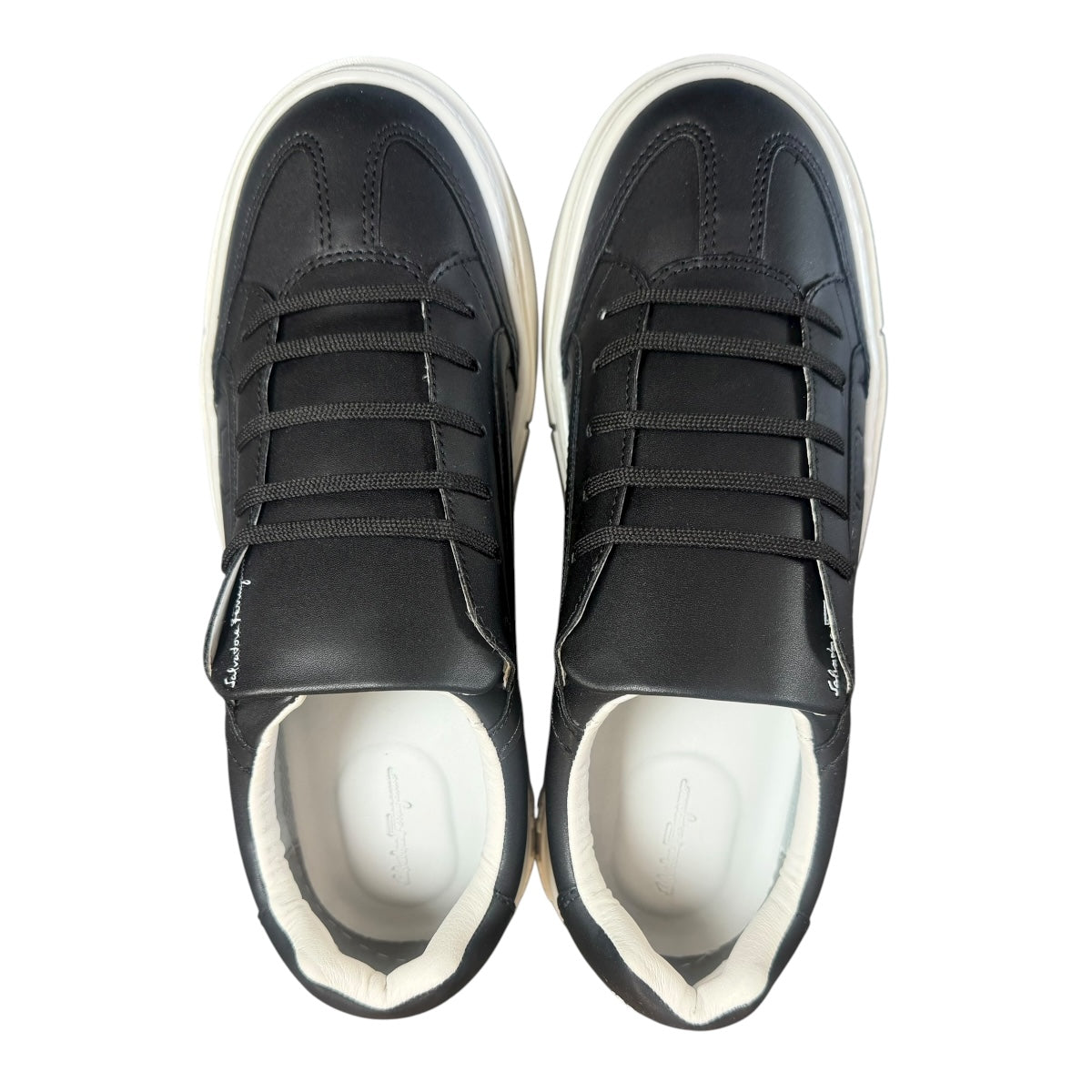 Tenis Ferragamo Gancio color negro con suela color blanco mate