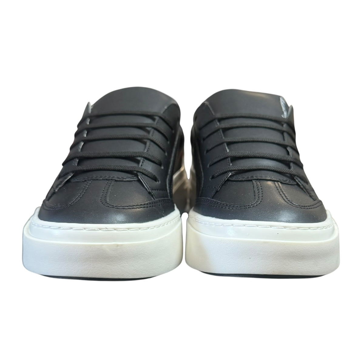 Tenis Ferragamo Gancio color negro con suela color blanco mate