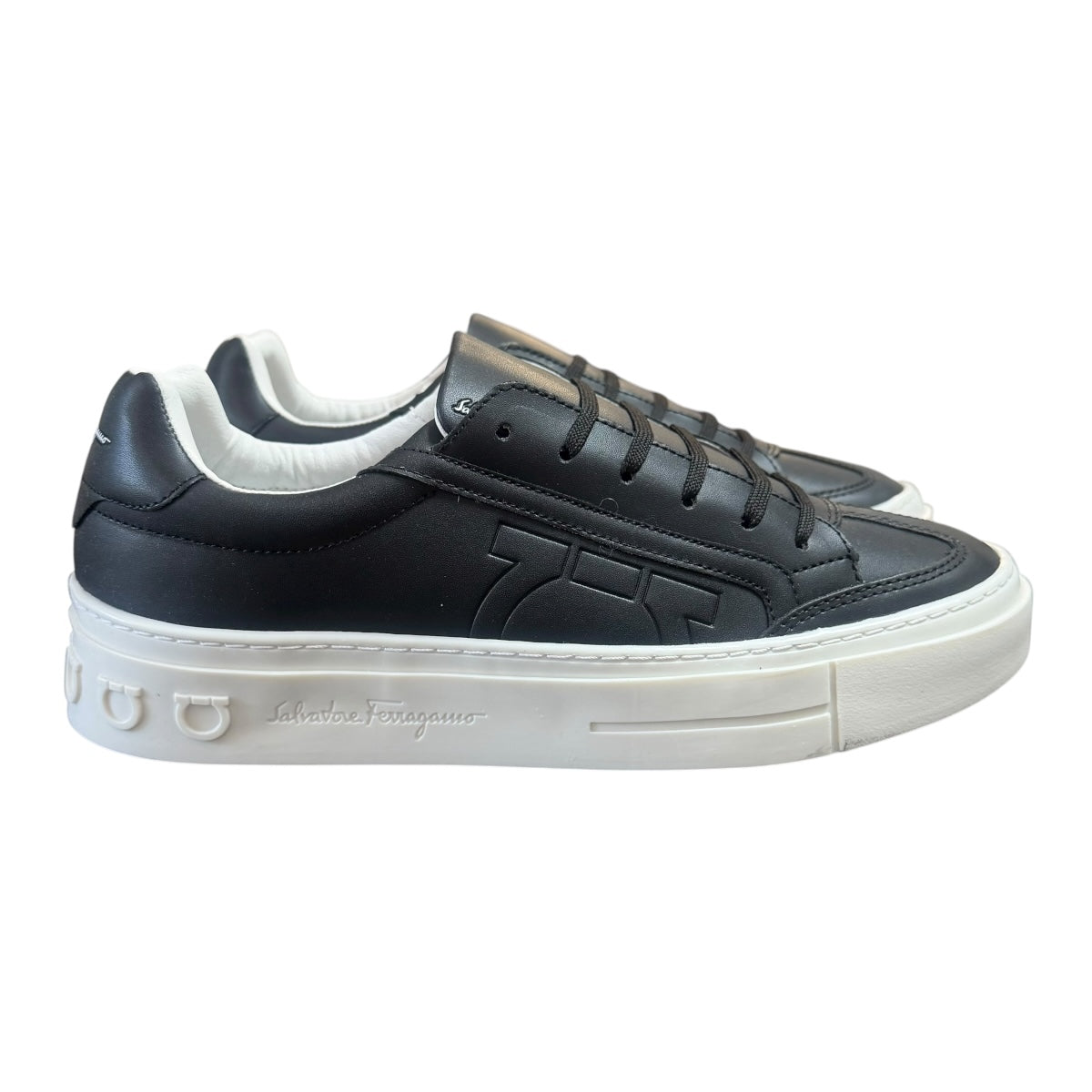 Tenis Ferragamo Gancio color negro con suela color blanco mate
