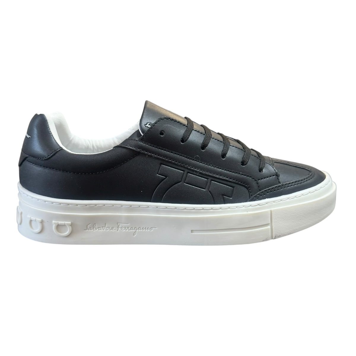 Tenis Ferragamo Gancio color negro con suela color blanco mate