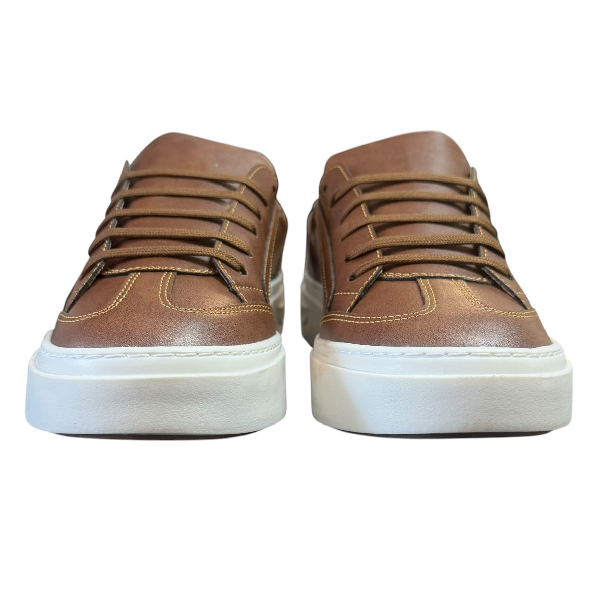 Tenis Ferragamo Gancio color café caramelo con suela color blanco mate