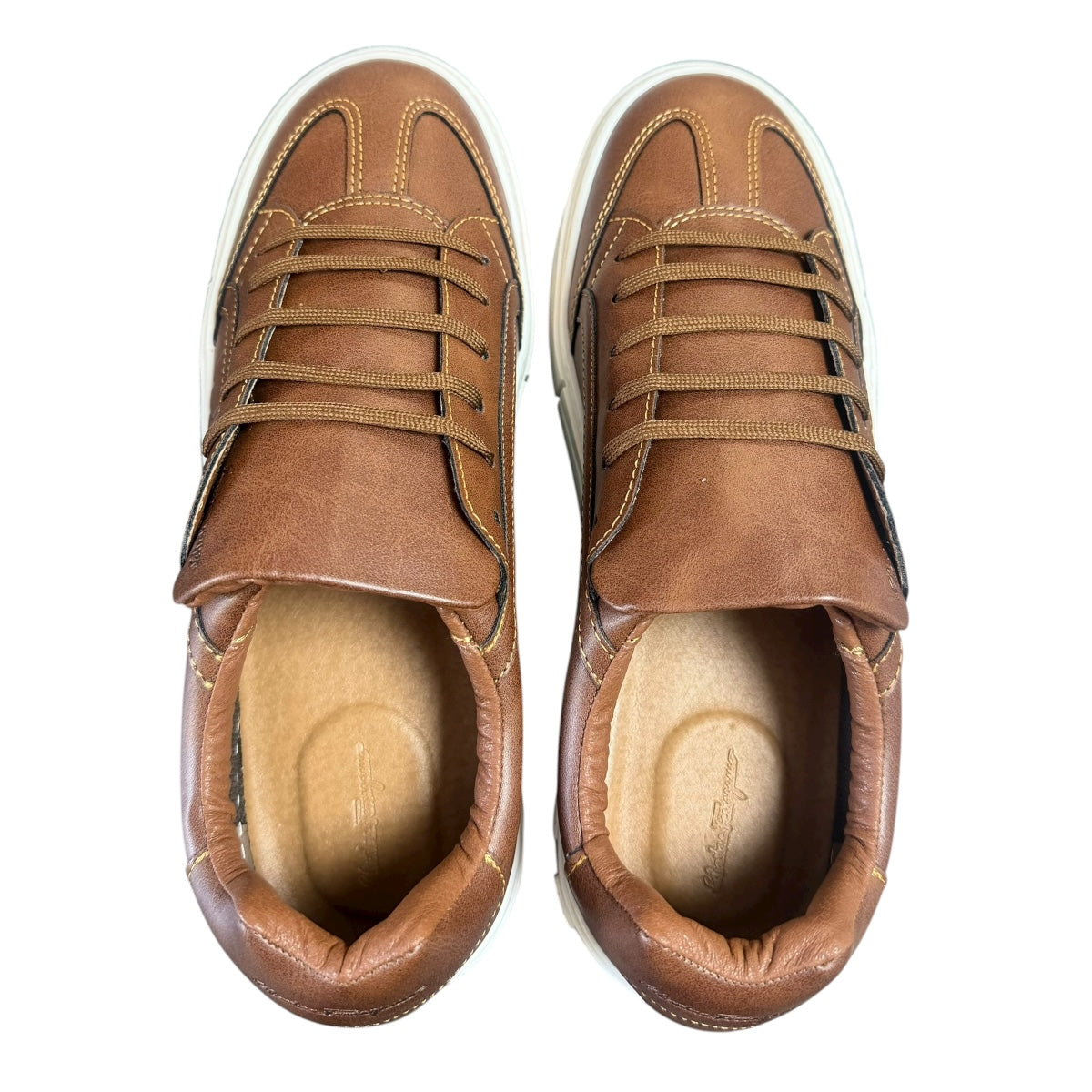 Tenis Ferragamo Gancio color café caramelo con suela color blanco mate