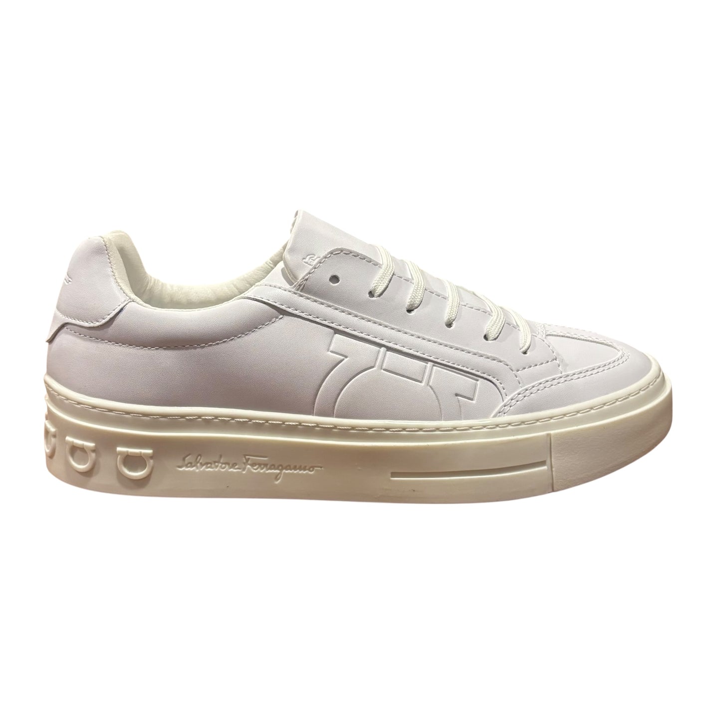 Tenis Ferragamo Gancio color blanco con suela color blanco mate