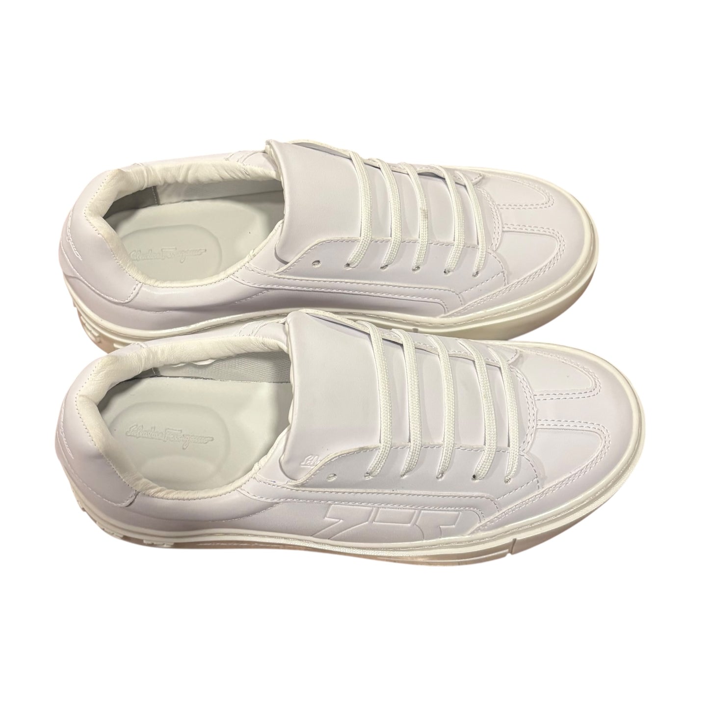 Tenis Ferragamo Gancio color blanco con suela color blanco mate