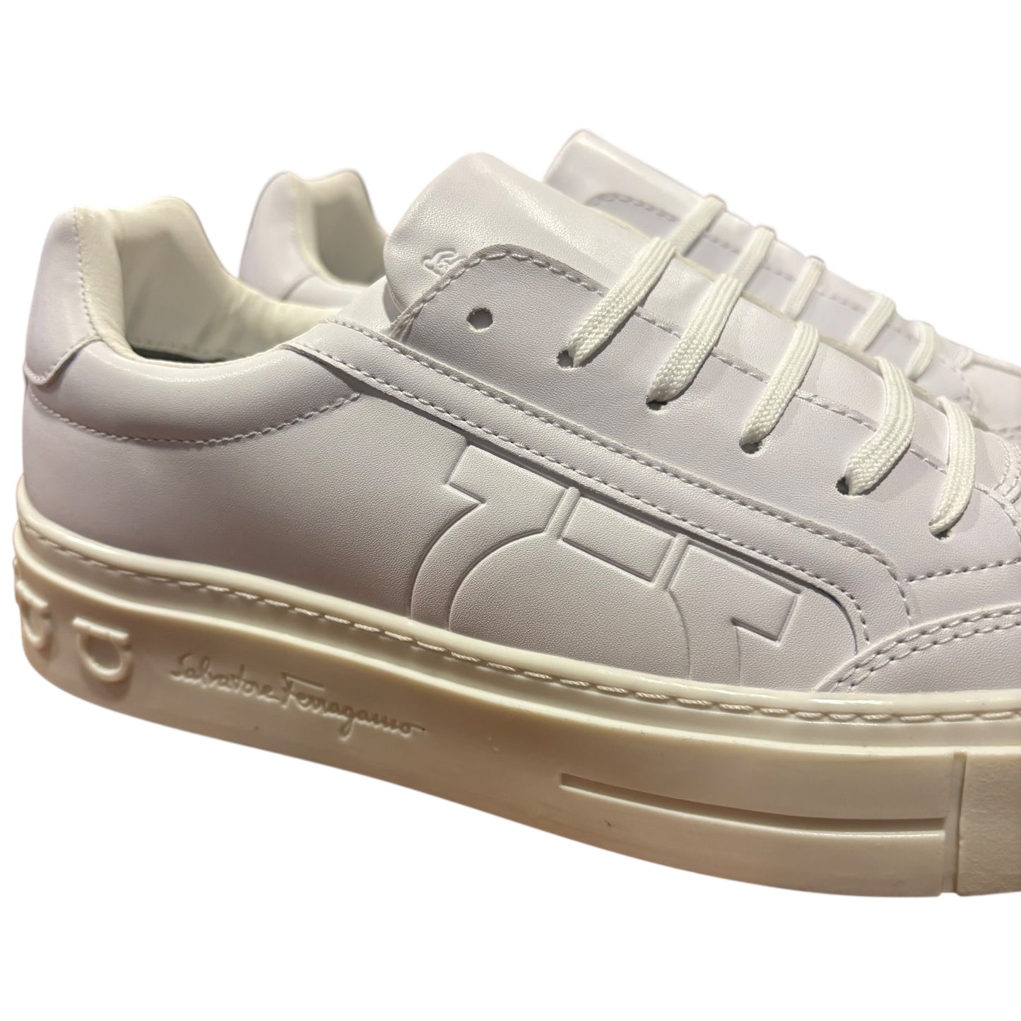 Tenis Ferragamo Gancio color blanco con suela color blanco mate