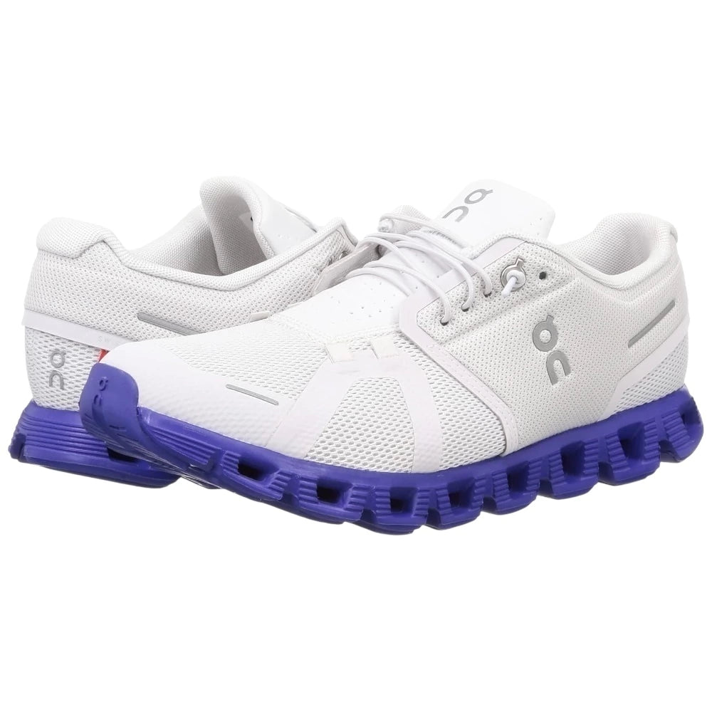 Tenis On Cloud Running Cloud 5 color blanco con suela de goma azul