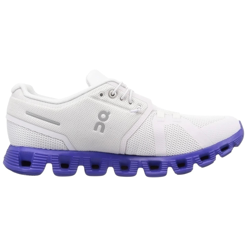 Tenis On Cloud Running Cloud 5 color blanco con suela de goma azul
