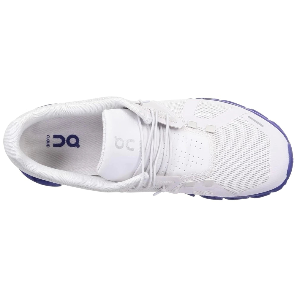Tenis On Cloud Running Cloud 5 color blanco con suela de goma azul