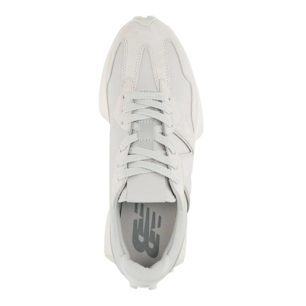 Tenis New Balance color gris con detalles en blanco 321