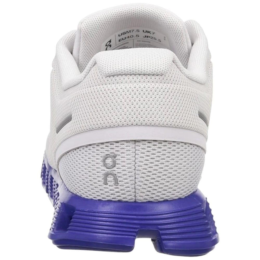 Tenis On Cloud Running Cloud 5 color blanco con suela de goma azul