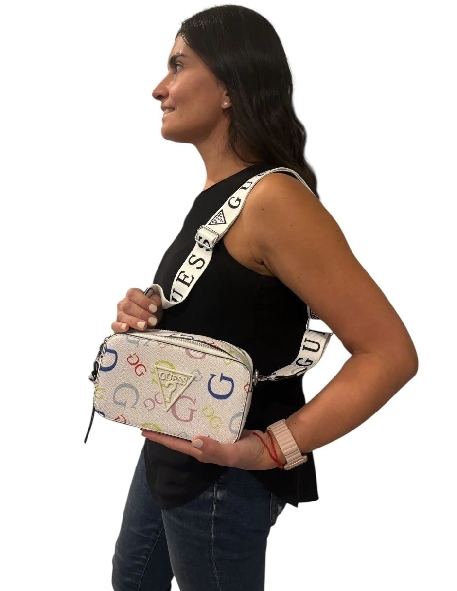 Bolsa chica Crossbody GUESS color blanco con letras de colores
