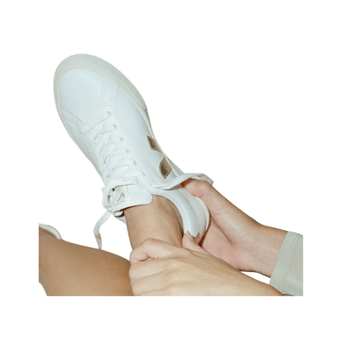 Tenis De Campo Veja Platinum Color Blanco Con Logo Dorado