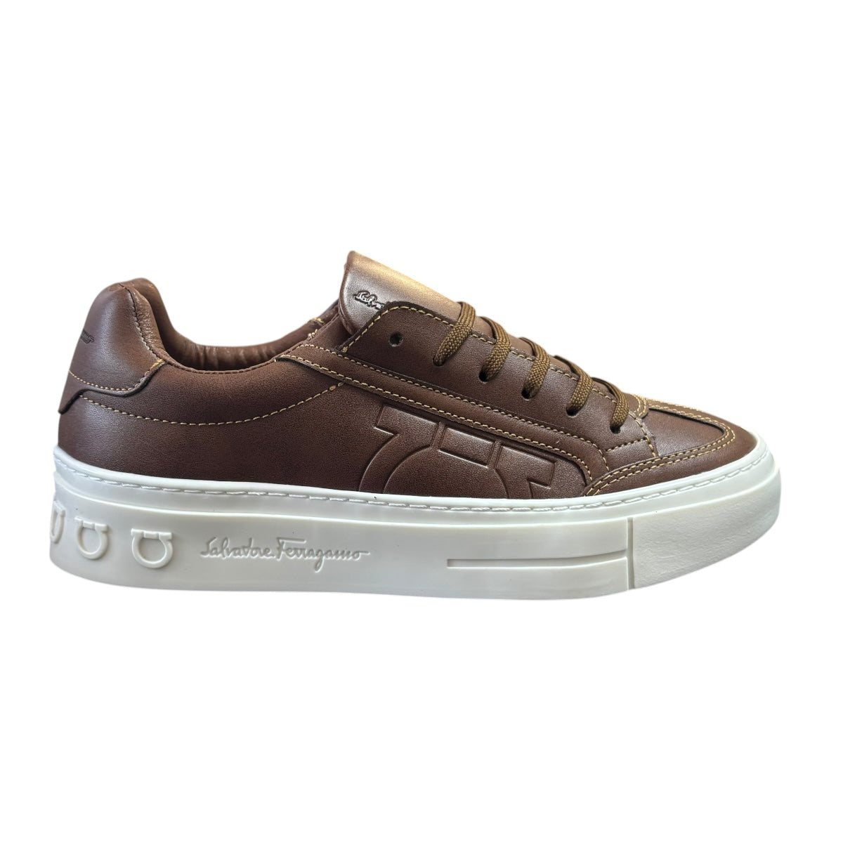 Tenis Ferragamo Gancio color café caramelo con suela color blanco mate