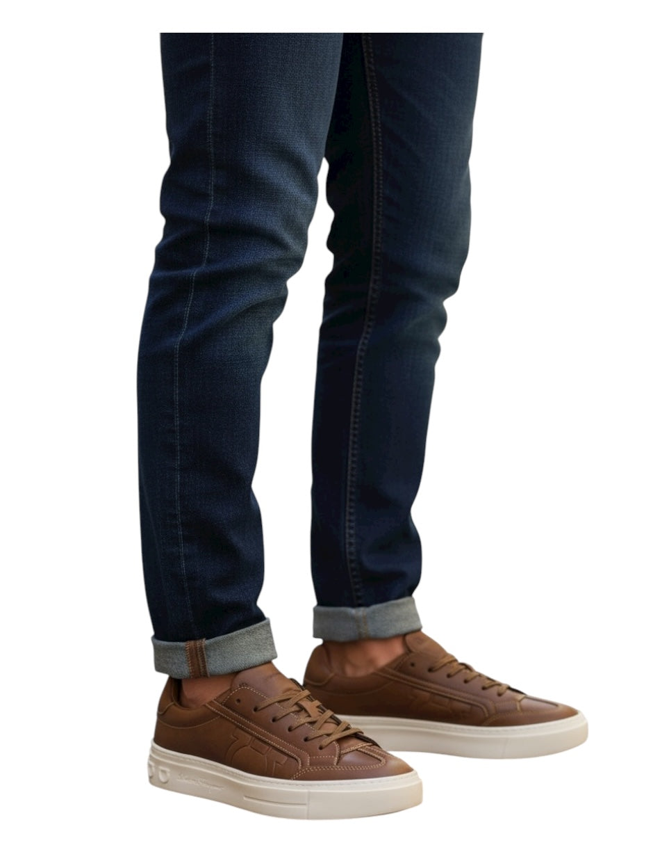 Tenis Ferragamo Gancio color café caramelo con suela color blanco mate