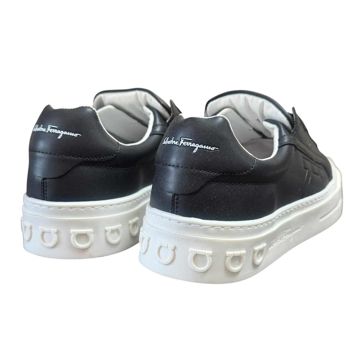 Tenis Ferragamo Gancio color negro con suela color blanco mate