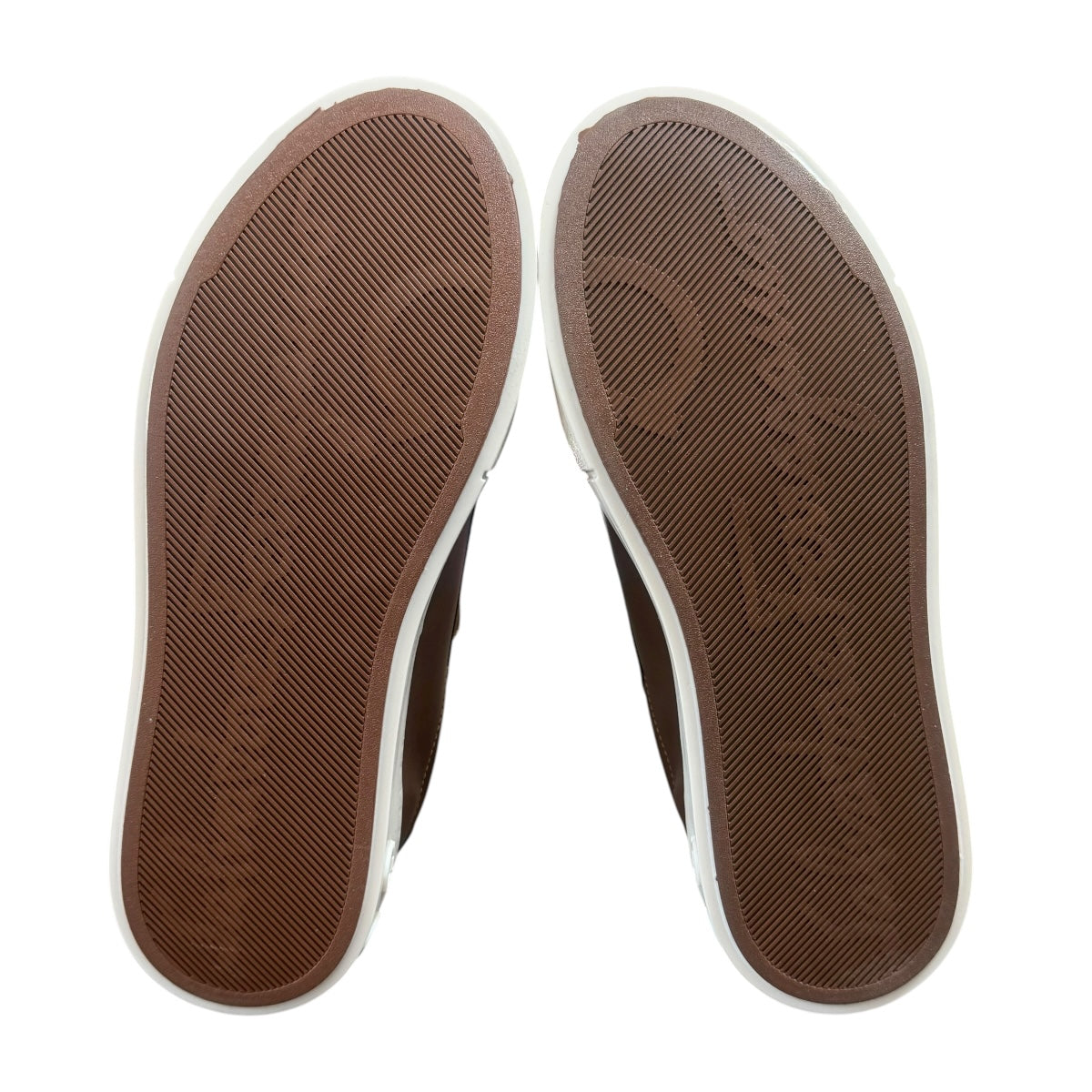 Tenis Ferragamo Gancio color café caramelo con suela color blanco mate