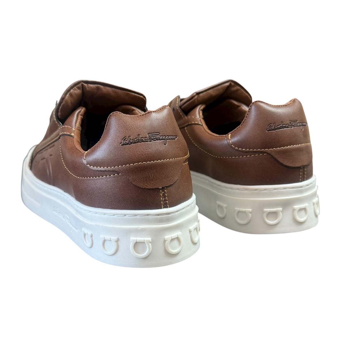 Tenis Ferragamo Gancio color café caramelo con suela color blanco mate