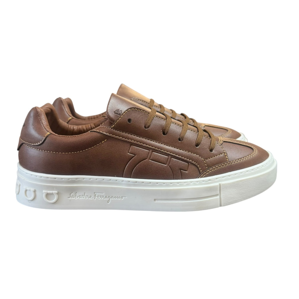 Tenis Ferragamo Gancio color café caramelo con suela color blanco mate