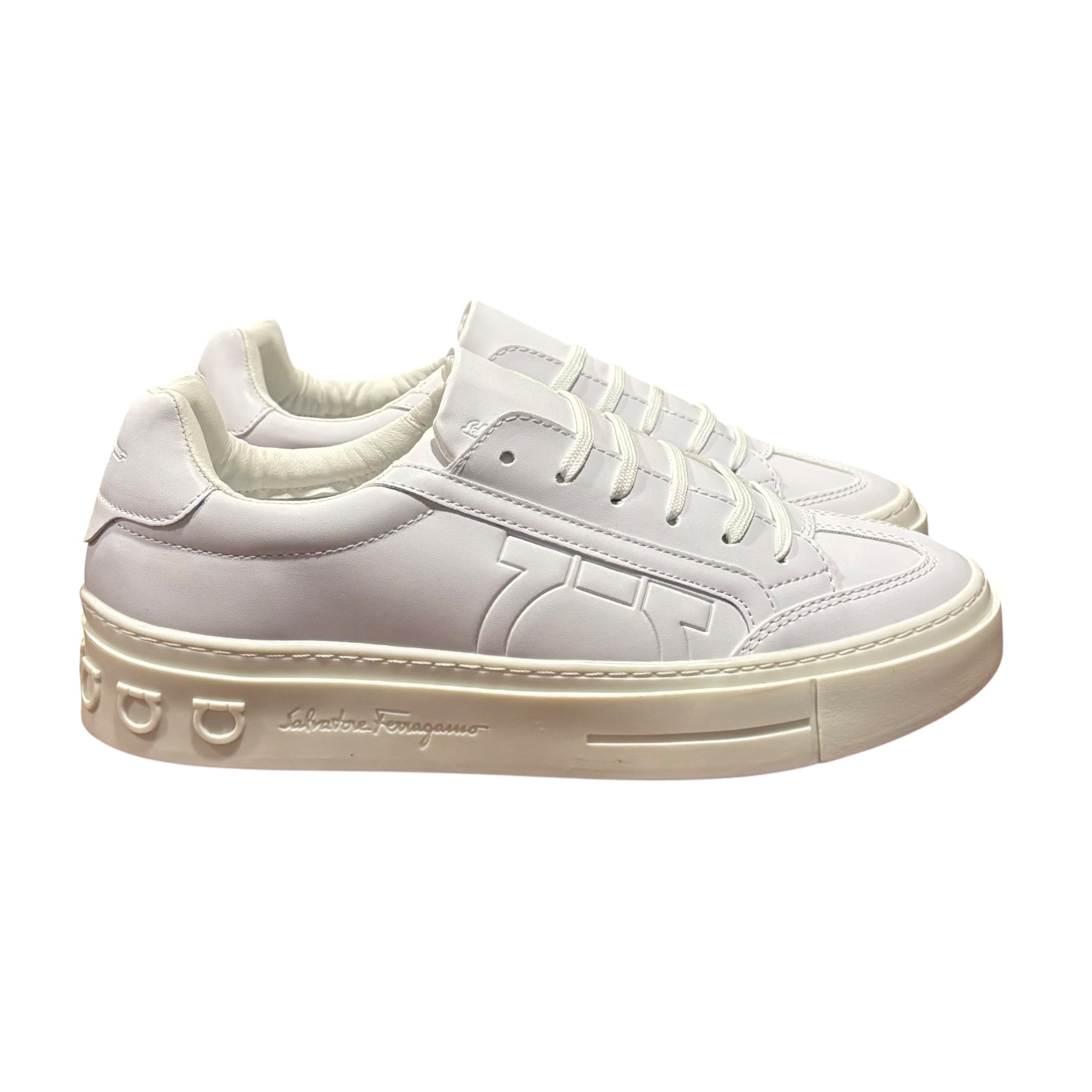 Tenis Ferragamo Gancio color blanco con suela color blanco mate