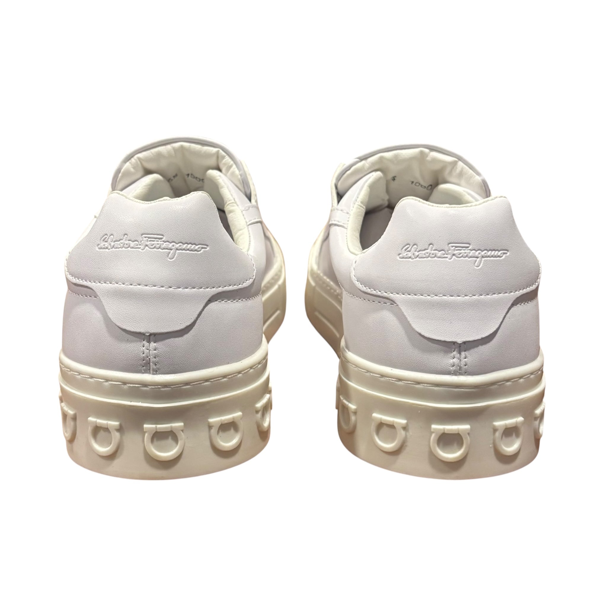 Tenis Ferragamo Gancio color blanco con suela color blanco mate