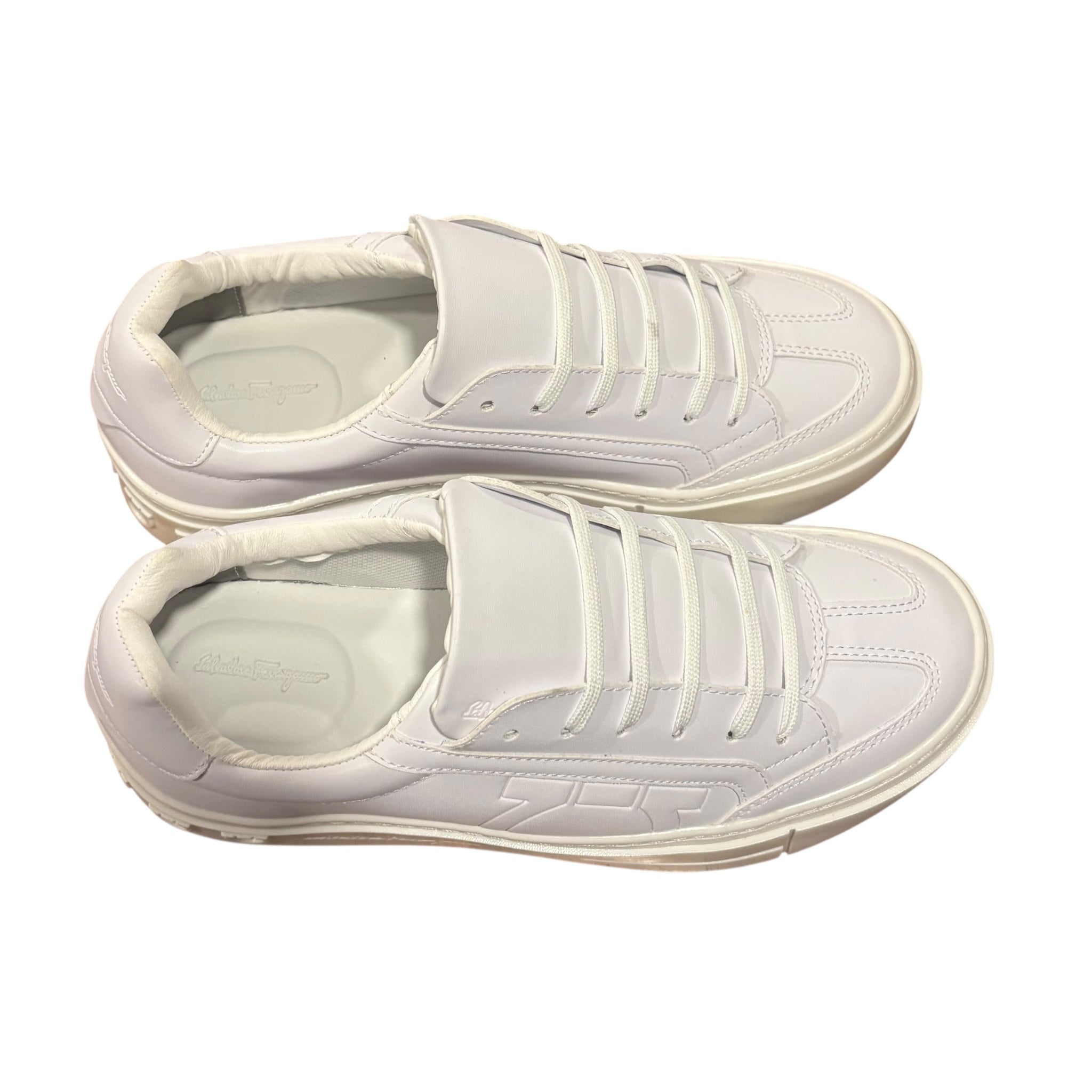 Tenis Ferragamo Gancio color blanco con suela color blanco mate