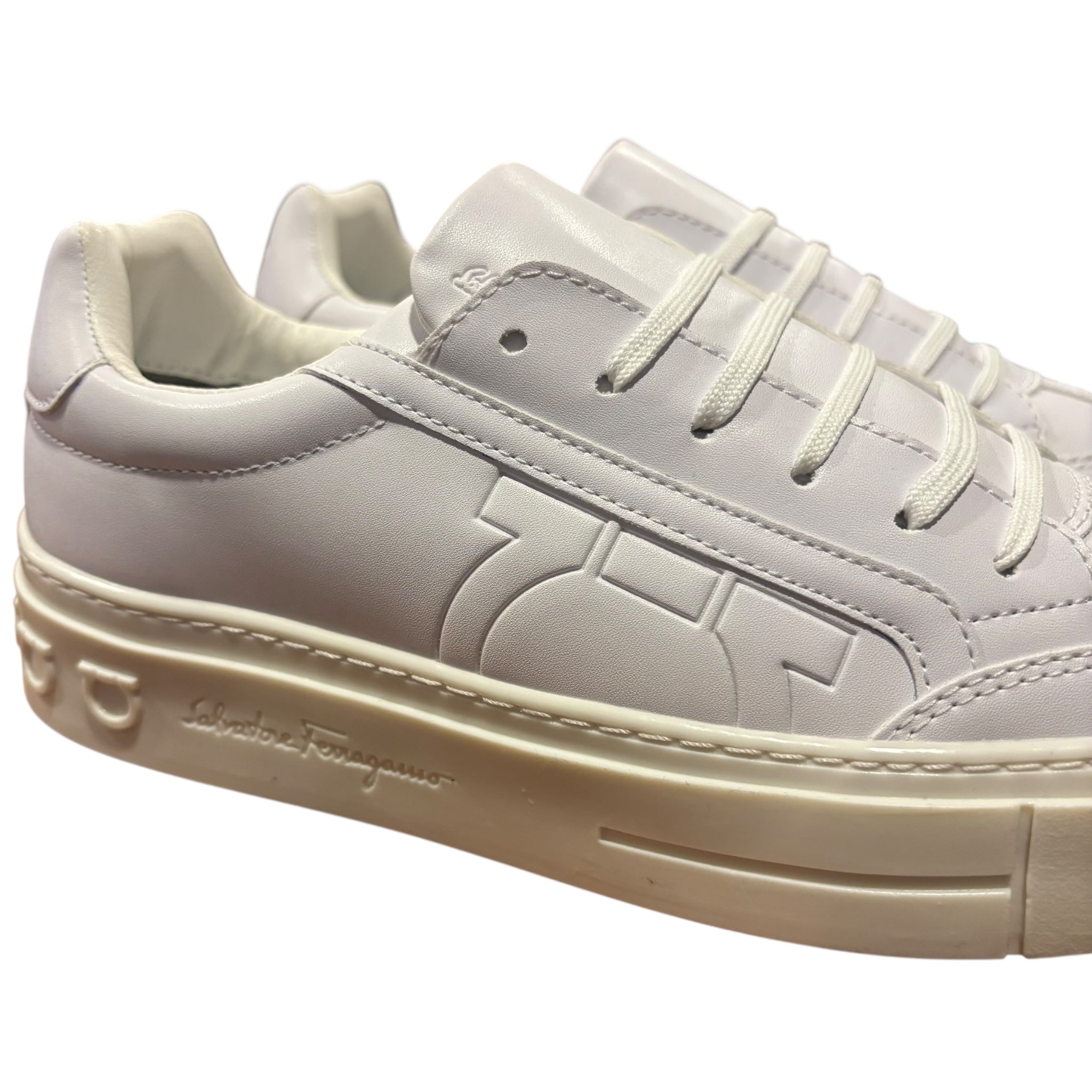 Tenis Ferragamo Gancio color blanco con suela color blanco mate